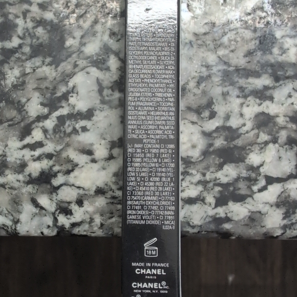 CHANEL Gloss with Black Cap and Gold Detail - Picture 6 of 8